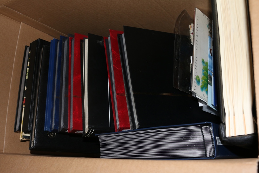 Världen. Flyttlåda med ett tiotal album, bl.a. samling Norge + stämplade årssatser 1984-1997. I övrigt märks t.ex. Tyskland. 