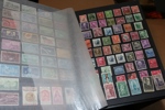 Världen. Flyttlåda med ett tiotal album, bl.a. samling Norge + stämplade årssatser 1984-1997. I övrigt märks t.ex. Tyskland. 