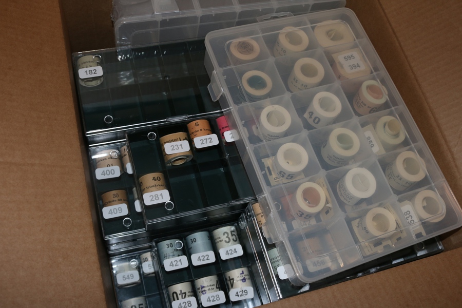 RULLAR. Parti 100-rullar mest 1940-70-tal i ett femtontal små plastlådor. Jag såg bl.a. Folkskolan 90 öre 1942, men mest lägre valörer. Nom oräknat.