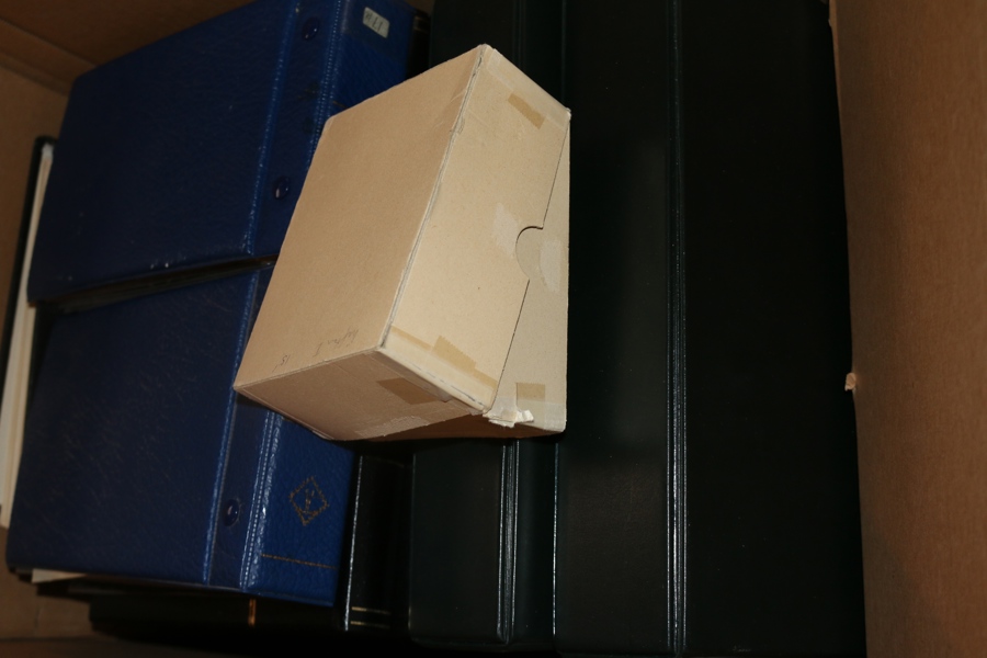 Fyndlåda blandat bl.a. xx samling Sverige 1980-89, äldre svenska FDC, Tyskland, Italien m.m. 20 kg.