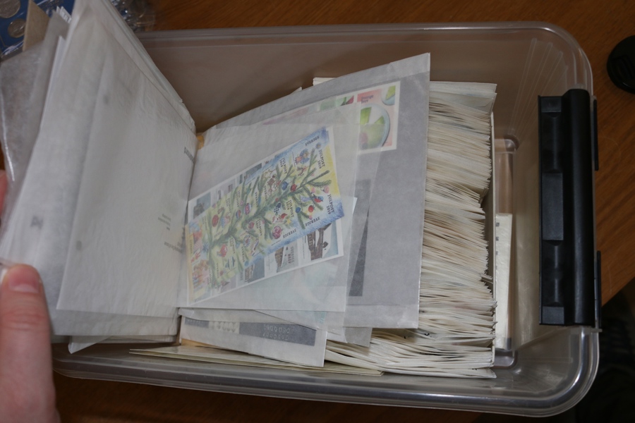 Lot 1980-2000-tal där frimärkena från 2000-talet har nom 6000 kr, det tidigare oräknat. Bl.a. "brev" ingår på 2000-talet räknade som 22 kr.