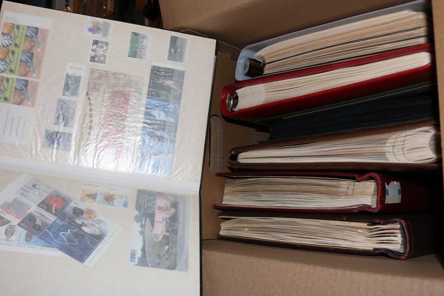 Parti med sju album Finland, bestående av flera samlingar. Både stämplat och x/xx förekommer med tonvikt på ost/pf. Bl.a. fina förtrycksalbum med fickor från 1856 ingår. Ett album med 75 fixvärdefrim.