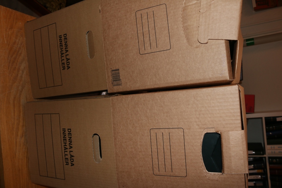 LEUCHTTURM. Fyra stora lådor med diverse beg/obeg tillbehör från Leuchtturm. Olika typer av album/pärmar m.m. Högt nypris!