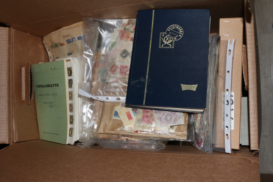 Flyttlåda med huvudsakligen äldre massvara i påsar, album och askar. Bl.a. en stor påse Oscar II. Mycket att gå igenom.