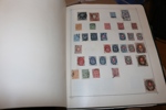 Hela världen. Samling i fem gamla Schaubek-album. Ojämnt besatt, ofta inte så många frimärken per sida, men en del lite bättre märken skymtades. Mycket från Utomeuropa.