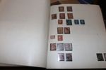 Hela världen. Samling i fem gamla Schaubek-album. Ojämnt besatt, ofta inte så många frimärken per sida, men en del lite bättre märken skymtades. Mycket från Utomeuropa.
