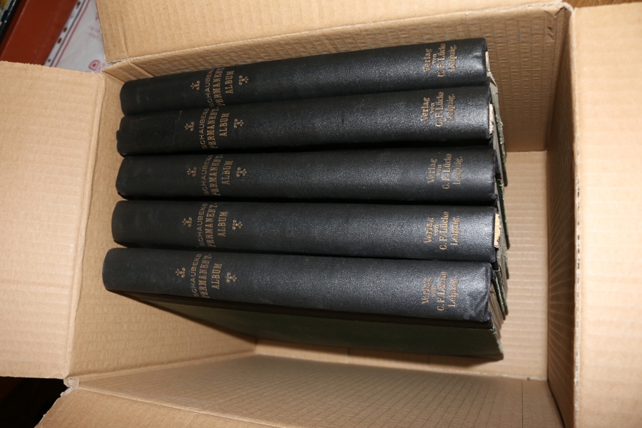 Hela världen. Samling i fem gamla Schaubek-album. Ojämnt besatt, ofta inte så många frimärken per sida, men en del lite bättre märken skymtades. Mycket från Utomeuropa.