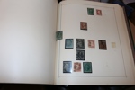 Hela världen. Samling i fem gamla Schaubek-album. Ojämnt besatt, ofta inte så många frimärken per sida, men en del lite bättre märken skymtades. Mycket från Utomeuropa.