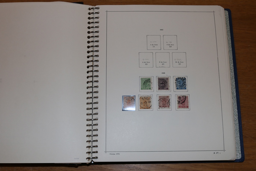 Sverige, Norge och Danmark i äldre album. Alla tre länder med en del bättre märken t.ex. Sverige med bra vapen-ringtyp (2x 9 öre vapen med tanddefekt), Norge flera skillingar, Danmark ett posthus mm