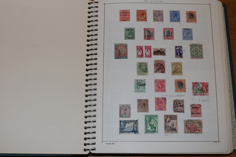 Afrika, Asien och Australien. Samling i äldre album med en del intressant, bl.a. Kina. Se bildexempel.