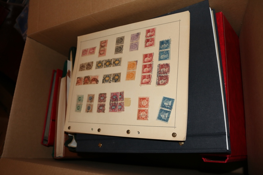 Stor flyttlåda Sverige med blandning av innehåll, både stämplat och postfriskt/häften förekommer, inkl bättre t.ex. Bildsten. Men övervägande stämplat material i ett 20-tal album.