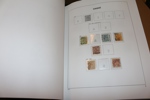 Stor flyttlåda Sverige med blandning av innehåll, både stämplat och postfriskt/häften förekommer, inkl bättre t.ex. Bildsten. Men övervägande stämplat material i ett 20-tal album.