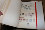Stor flyttlåda Sverige med blandning av innehåll, både stämplat och postfriskt/häften förekommer, inkl bättre t.ex. Bildsten. Men övervägande stämplat material i ett 20-tal album.