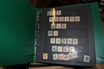 Stor flyttlåda Sverige med blandning av innehåll, både stämplat och postfriskt/häften förekommer, inkl bättre t.ex. Bildsten. Men övervägande stämplat material i ett 20-tal album.