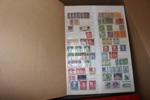 Stor flyttlåda Sverige med blandning av innehåll, både stämplat och postfriskt/häften förekommer, inkl bättre t.ex. Bildsten. Men övervägande stämplat material i ett 20-tal album.