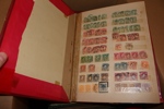 Stor flyttlåda Sverige med blandning av innehåll, både stämplat och postfriskt/häften förekommer, inkl bättre t.ex. Bildsten. Men övervägande stämplat material i ett 20-tal album.