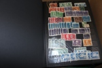 Stor flyttlåda Sverige med blandning av innehåll, både stämplat och postfriskt/häften förekommer, inkl bättre t.ex. Bildsten. Men övervägande stämplat material i ett 20-tal album.