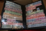 Stor flyttlåda Sverige med blandning av innehåll, både stämplat och postfriskt/häften förekommer, inkl bättre t.ex. Bildsten. Men övervägande stämplat material i ett 20-tal album.