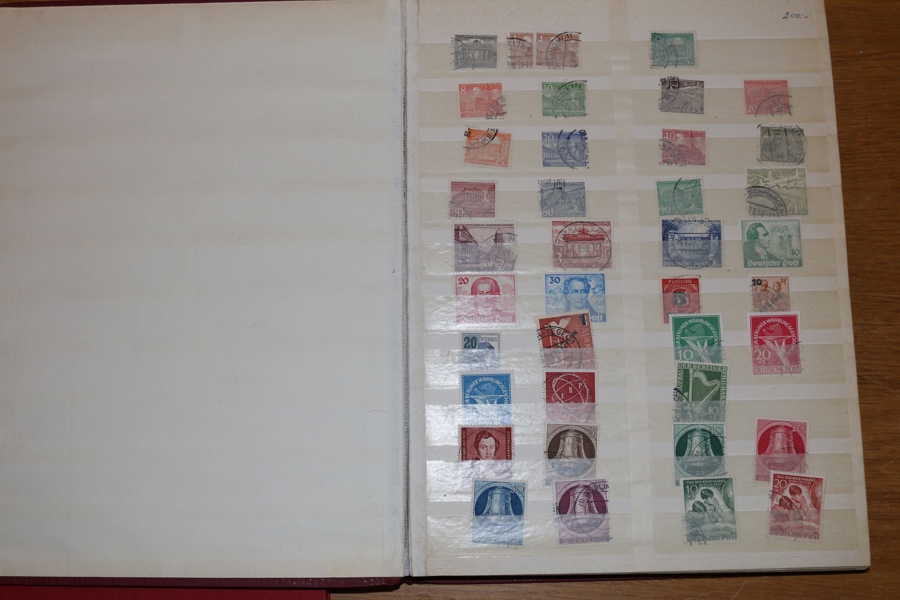 TYSKLAND/BERLIN. Stämplad samling 1948-80-tal i insticksbok. Välfylld redan i starten med de allra flesta utgåvor, mest stämplat med enstaka ostämplade. Dessutom ett extra album med dubbletter.
