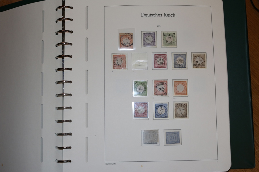 TYSKLAND/REICH. Samling 1871-1932 i Leuchtturmalbum med fickor. Välfylld och delvis specialiserad samling med många bröstsköldar inkl både ost och stpl Mi8, stpl Mi11 och Mi28 m.m. (några signerade).
