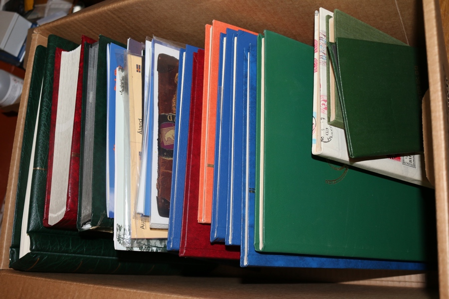 Parti mest Norden med samling Färöarna xx komplett 1975-2007 + album häften, många årssatser/presentsatser Färöarna/Åland/Grönland, samt några album blandade länder (även utanför Norden). Högt nypris.