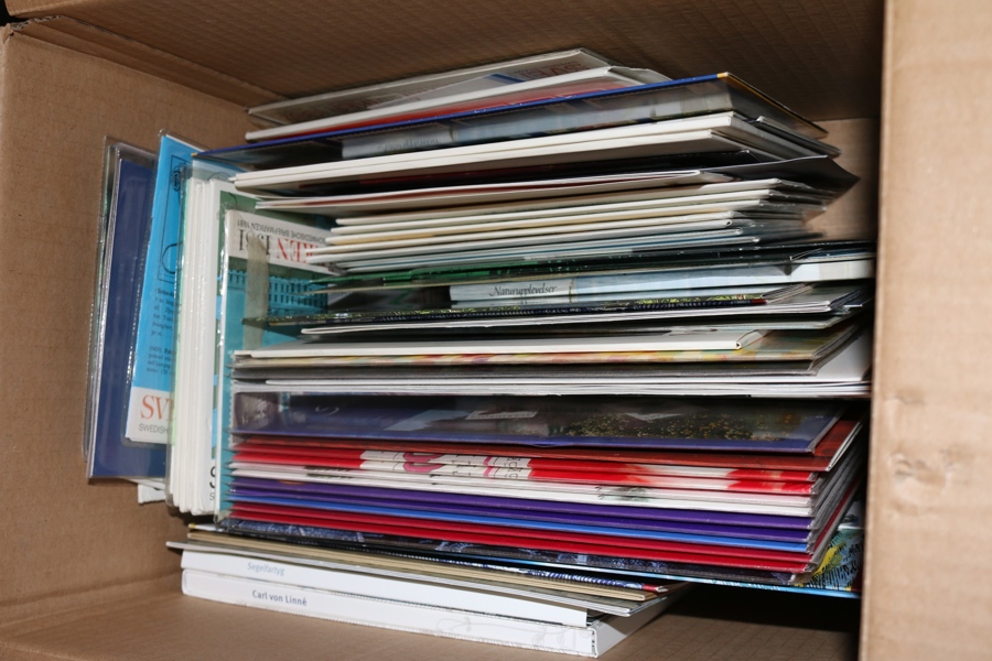 Låda med svenska årssatser, häftesårssatser, presentsatser. Tidsperiod 1970-1990-tal. Hög oräknad nominal!