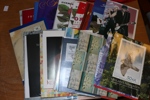 Låda med svenska årssatser, häftesårssatser, presentsatser. Tidsperiod 1970-1990-tal. Hög oräknad nominal!