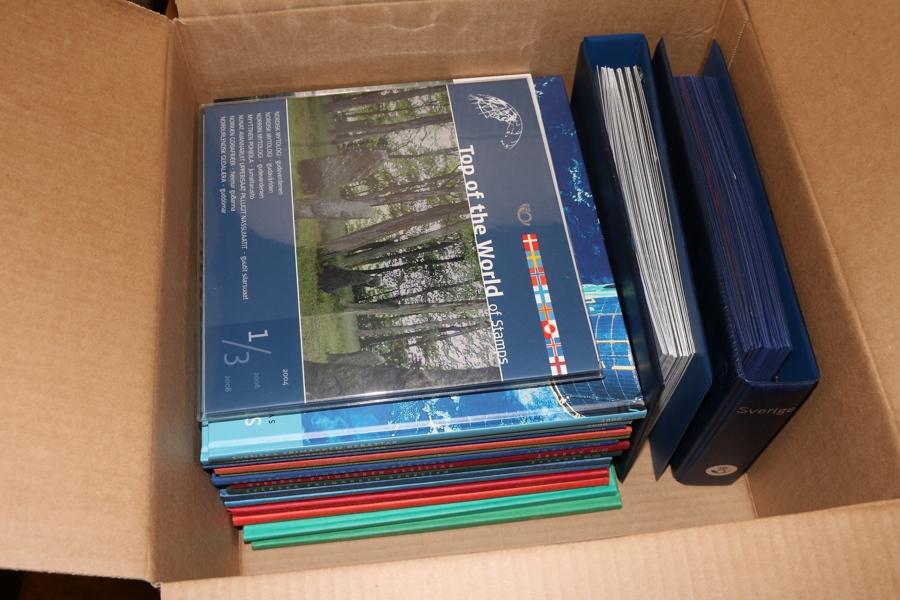 Två små album xx 2000-tal med nom 7000 kr och årsböcker 1987-2000 med nom 6000 kr. 