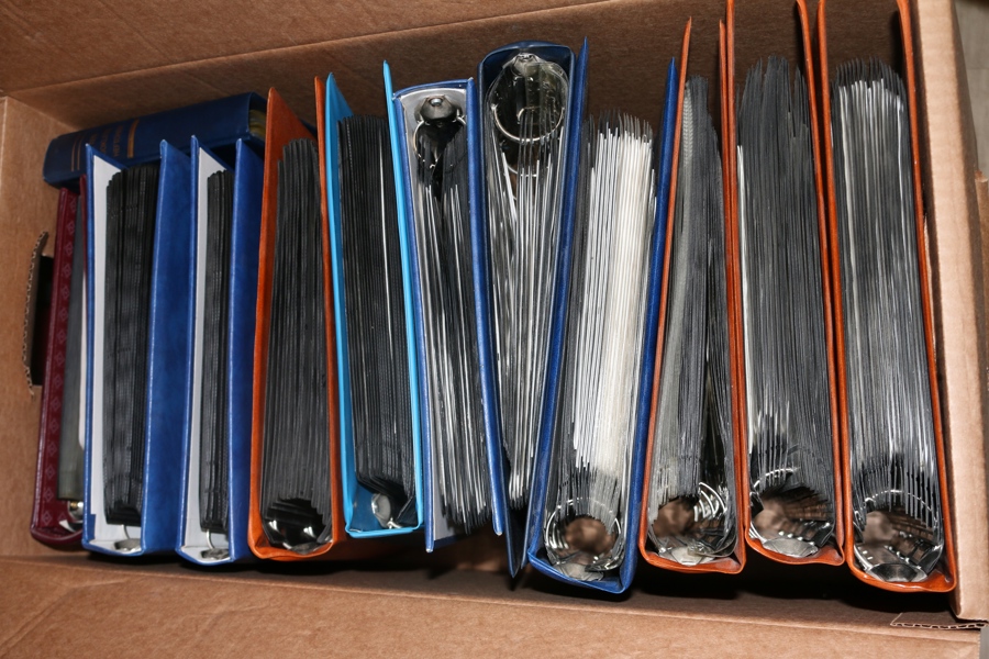 Samling FDC ca 1974-2011 i ett tiotal pärmar, även lite maximikort och annat. 19 kg.