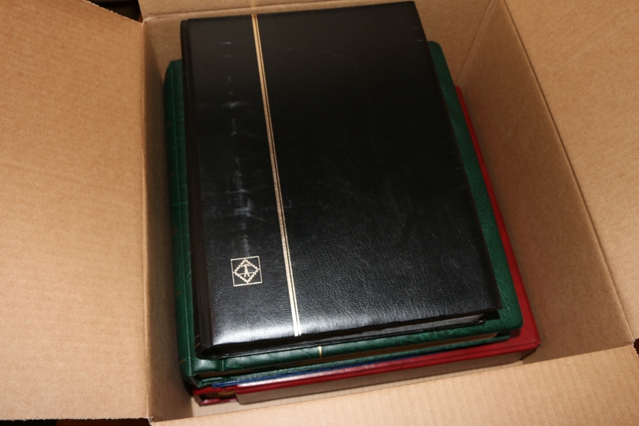 Låda med samling xx Grönland 1950-2007 i förtrycksalbum, album Olympiaden i Moskva 1980 med fdc/xx, samt kanske mest värde i två insticksböcker Sverige med en del modern nominal (ca 4000 kr).