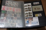 Låda med samling xx Grönland 1950-2007 i förtrycksalbum, album Olympiaden i Moskva 1980 med fdc/xx, samt kanske mest värde i två insticksböcker Sverige med en del modern nominal (ca 4000 kr).