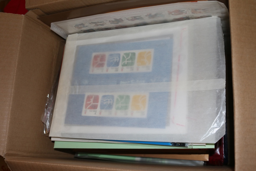 KINA. Postfrisk samling ca 1993-2008 i två tjocka insticksböcker, bl.a. många block. Dessutom årssatser 1991-2007 (ej 1997) och flera olika presentsatser från samma tidsperiod. Stor mängd frimärken!