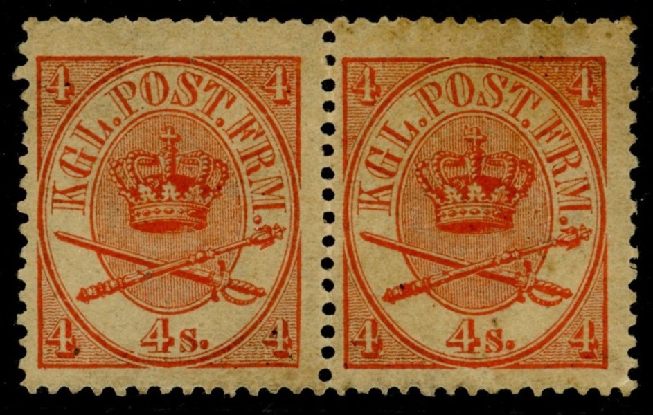 F13. Postfriskt par. Något ålderspåverkat. F 1800 kr