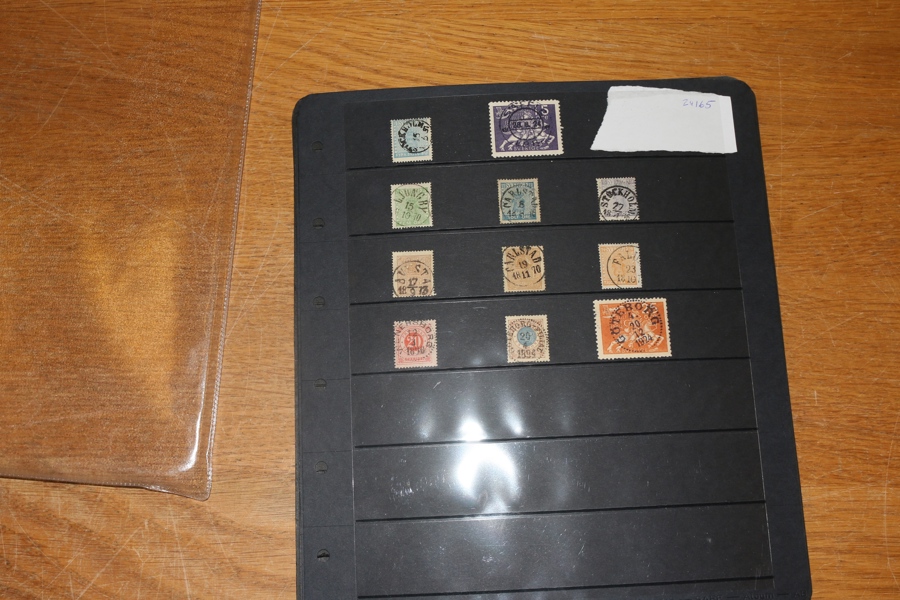 Parti utvalda STÄMPLAR 4 sk-1950-tal på 26 visirblad. Många vackra avtryck och även mindre orter, men lite blandad teknisk kvalitet. Se några skannade exempel.