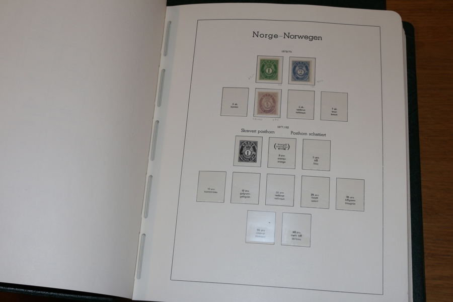 Nästan enbart xx samling 1872-1985 i Leuchtturmalbum med fickor. Välfyllt från början på 1900-talet med nästan alla bättre serier från 20-talet och framåt. Ingår gör även Lykkebrevet kpl 3-delar.