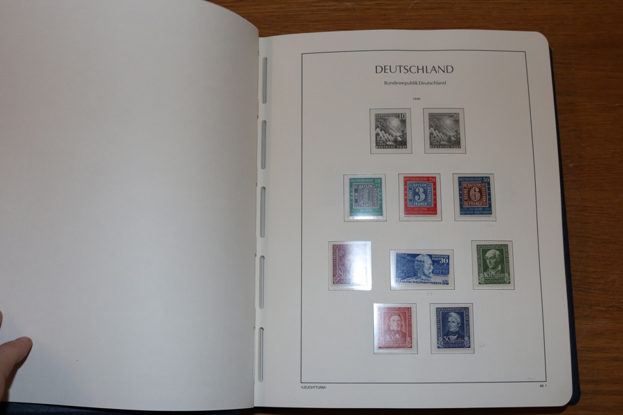 TYSKLAND/BUND. Förutom de två första märkena en KOMPLETT xx samling 1949-1985 i fräscht Leuchtturmalbum. Alla bättre serier ingår postfriska som Posthorn, Heuss m.m. Mkt högt katalogvärde!
