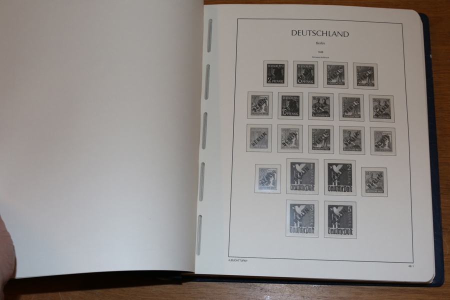 TYSKLAND/BERLIN. Fräscht Leuchtturmalbum med fickor 1948-1983. Tomt förutom de sista fyra åren som är med. Men ett fräscht album värt att använda, högt nypris.