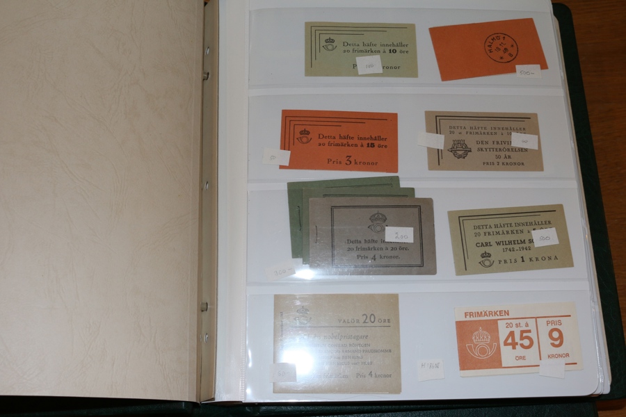 Samling häften 1918-1980-tal i pärm. Ett fåtal bättre äldre som "postmästarhäfte", 15 öre Nya Sverige, Scheele. Annars mest 1960-80-tal med bl.a. tre häften "Svanar". Inga rabatthäften. Nom oräknat.