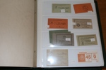 Samling häften 1918-1980-tal i pärm. Ett fåtal bättre äldre som "postmästarhäfte", 15 öre Nya Sverige, Scheele. Annars mest 1960-80-tal med bl.a. tre häften "Svanar". Inga rabatthäften. Nom oräknat.