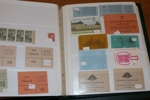 Samling häften 1918-1980-tal i pärm. Ett fåtal bättre äldre som "postmästarhäfte", 15 öre Nya Sverige, Scheele. Annars mest 1960-80-tal med bl.a. tre häften "Svanar". Inga rabatthäften. Nom oräknat.