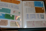 Samling häften 1918-1980-tal i pärm. Ett fåtal bättre äldre som "postmästarhäfte", 15 öre Nya Sverige, Scheele. Annars mest 1960-80-tal med bl.a. tre häften "Svanar". Inga rabatthäften. Nom oräknat.