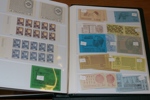 Samling häften 1918-1980-tal i pärm. Ett fåtal bättre äldre som "postmästarhäfte", 15 öre Nya Sverige, Scheele. Annars mest 1960-80-tal med bl.a. tre häften "Svanar". Inga rabatthäften. Nom oräknat.