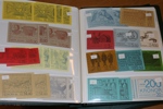 Samling häften 1918-1980-tal i pärm. Ett fåtal bättre äldre som "postmästarhäfte", 15 öre Nya Sverige, Scheele. Annars mest 1960-80-tal med bl.a. tre häften "Svanar". Inga rabatthäften. Nom oräknat.