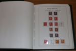 Kvalitetssamling nästan enbart xx 1886-1971 i LT-album. Från 1900 och framåt mycket välfyllt med i stort sett ENBART postfriska märken (1 kr landstorm x). 