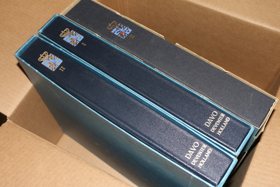 Trevlig samling stämplat 1855-1999 i tre välfyllda Davo-album. Här finns 4 sk, 6 sk bco signerad, 17 öre lejon, kpl ringtyp inkl båda riksdalerna, bra 1900-tal med landstorm (ej 1 kr), bandmärken.