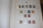 Trevlig samling stämplat 1855-1999 i tre välfyllda Davo-album. Här finns 4 sk, 6 sk bco signerad, 17 öre lejon, kpl ringtyp inkl båda riksdalerna, bra 1900-tal med landstorm (ej 1 kr), bandmärken.