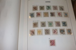 Trevlig samling stämplat 1855-1999 i tre välfyllda Davo-album. Här finns 4 sk, 6 sk bco signerad, 17 öre lejon, kpl ringtyp inkl båda riksdalerna, bra 1900-tal med landstorm (ej 1 kr), bandmärken.