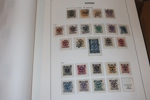 Trevlig samling stämplat 1855-1999 i tre välfyllda Davo-album. Här finns 4 sk, 6 sk bco signerad, 17 öre lejon, kpl ringtyp inkl båda riksdalerna, bra 1900-tal med landstorm (ej 1 kr), bandmärken.