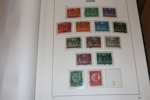 Trevlig samling stämplat 1855-1999 i tre välfyllda Davo-album. Här finns 4 sk, 6 sk bco signerad, 17 öre lejon, kpl ringtyp inkl båda riksdalerna, bra 1900-tal med landstorm (ej 1 kr), bandmärken.