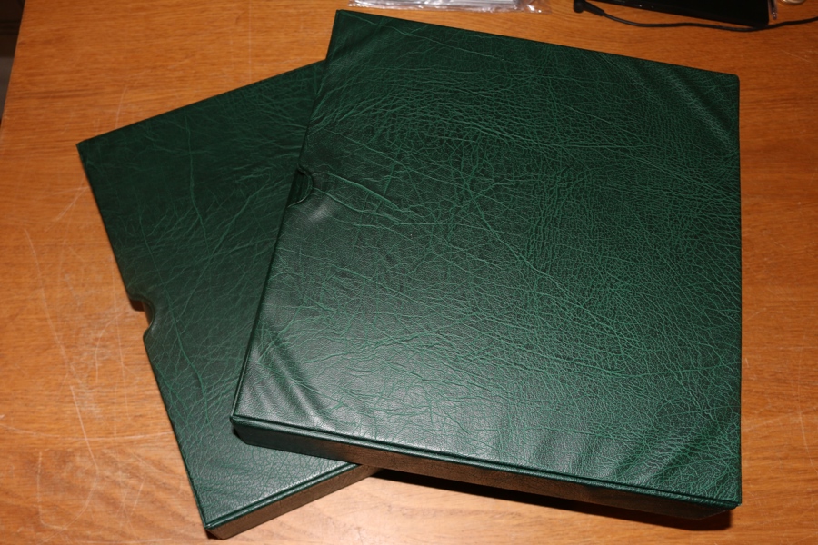 Nästan enbart xx samling 1800-tal fram till 1995 i två fina LT-album med fickor. Innehåller bl.a. en del medaljong, en del bandmärken och bra 30-tal, 17 olika BC-CB par m.m.